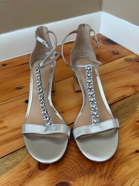 Jewel Badgley Mischka Silver T-Strap Crystal Block Heels Bridal Wedding Shoes